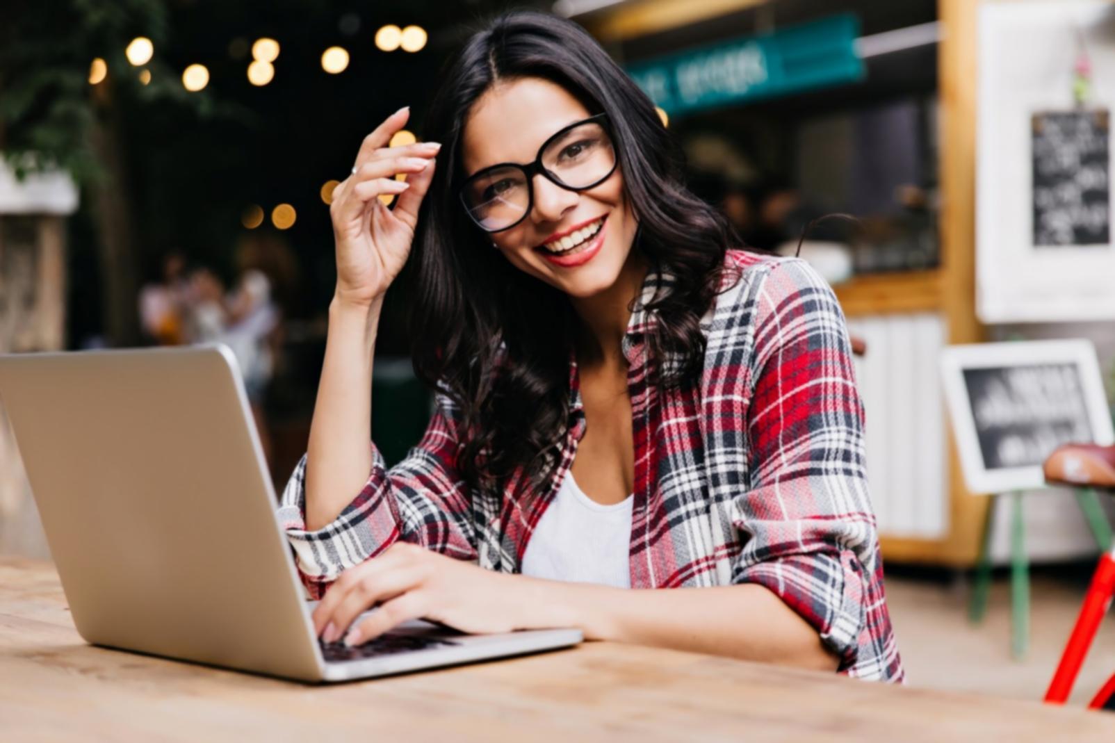 Teilnehmerin arbeitet konzentriert an Finanzanalyse am Laptop